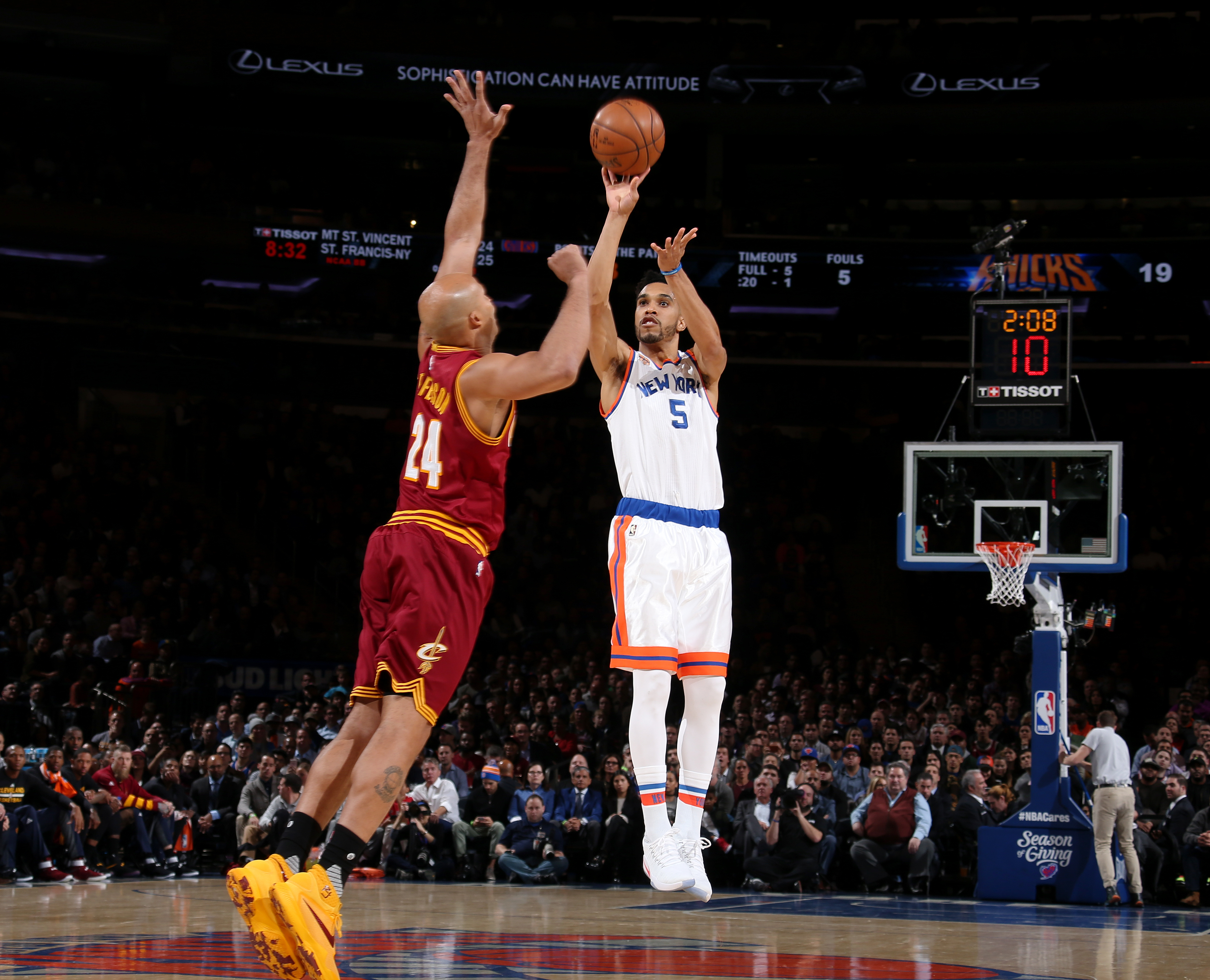 NEW YORK CITY - DECEMBER 7: Courtney Lee #5 of the New York Knicks shoots over Richard Jefferson #24 of the Cleveland Cavaliers during a game between the Cleveland Cavaliers and the New York Knicks at Madison Square Garden in New York, New York. NOTE TO USER: User expressly acknowledges and agrees that, by downloading and/or using this Photograph, user is consenting to the terms and conditions of the Getty Images License Agreement. Mandatory Copyright Notice: Copyright 2016 NBAE (Photo by Nathaniel S. Butler/NBAE via Getty Images)