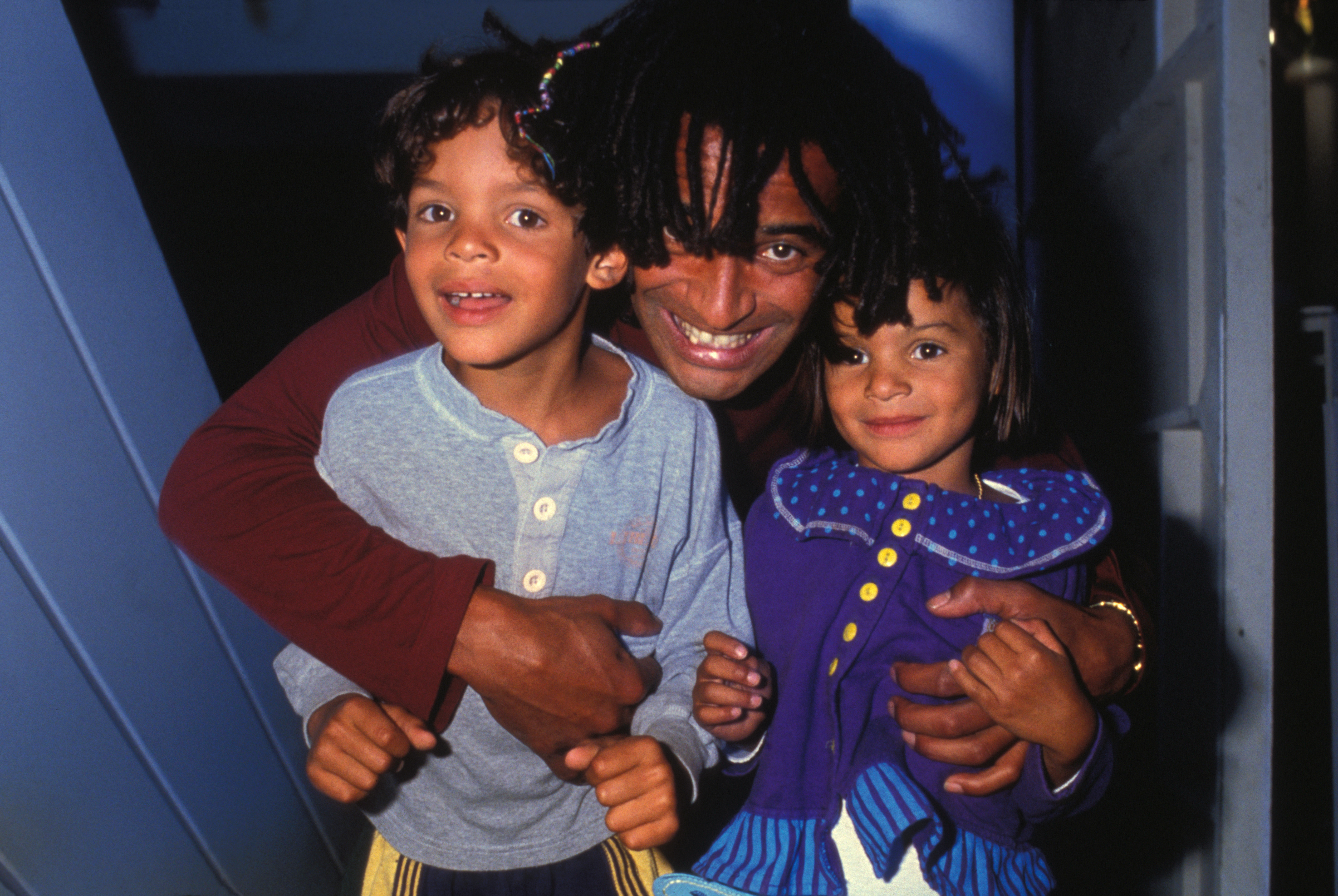 Yannick Noah et ses enfants Joakim et Yéléna en avril 1991 à Paris en France. (Photo by ARNAL/Gamma-Rapho via Getty Images)